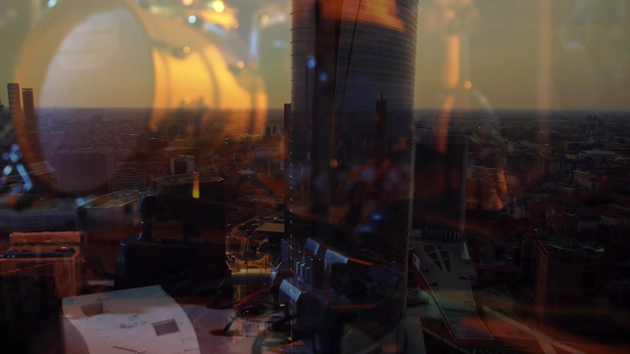 Alta torre commerciale che domina lo skyline, il tramonto si affievolisce mentre il riflesso delle lampade e le luci blu pulsano
