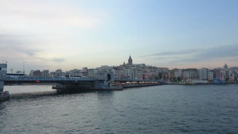 vista de la torre de galata sobre el bósforo en estambul