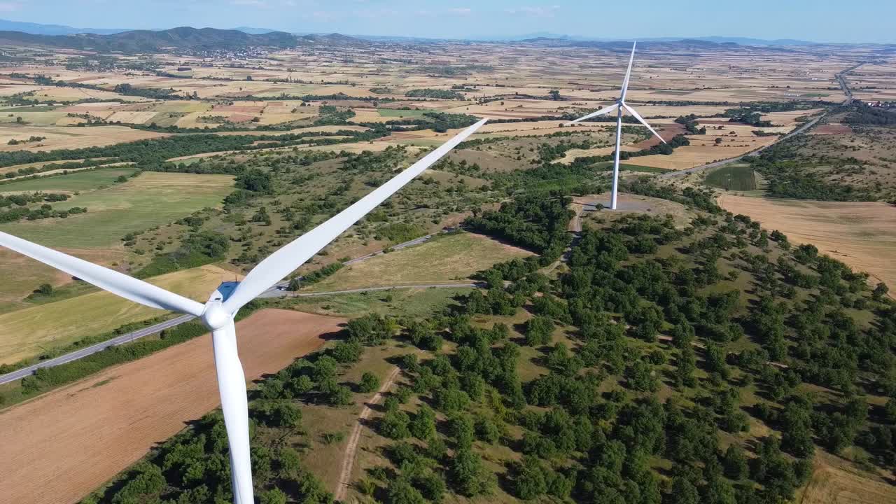 fotografía aérea de los generadores eolianos en el lago doiran, grecia.