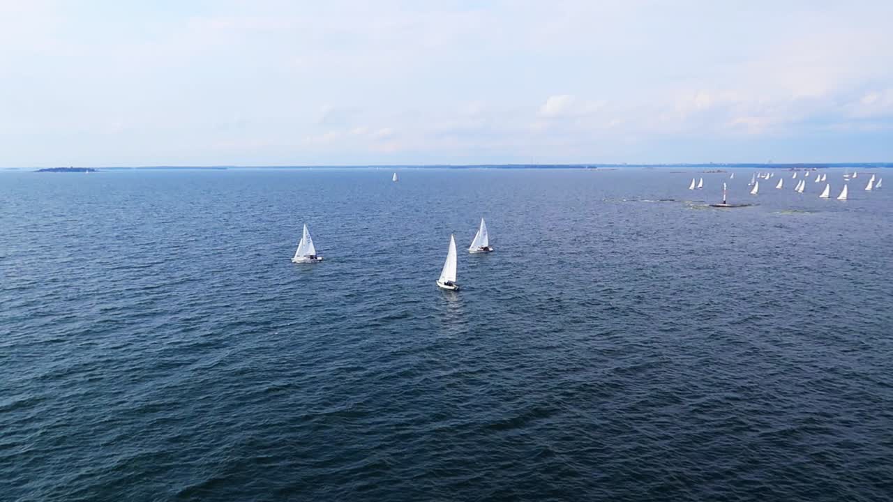 vista aérea de veleros cerca de la costa de finlandia.