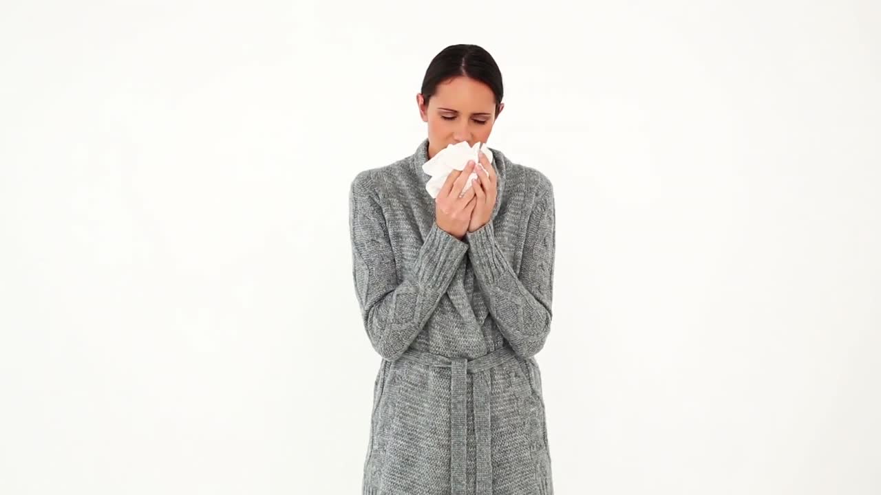 modelo enfermo soplando su nariz