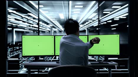 técnico informático de monitoreo de la sala del servidor