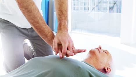 paramédico masculino durante la reanimación cardiopulmonar