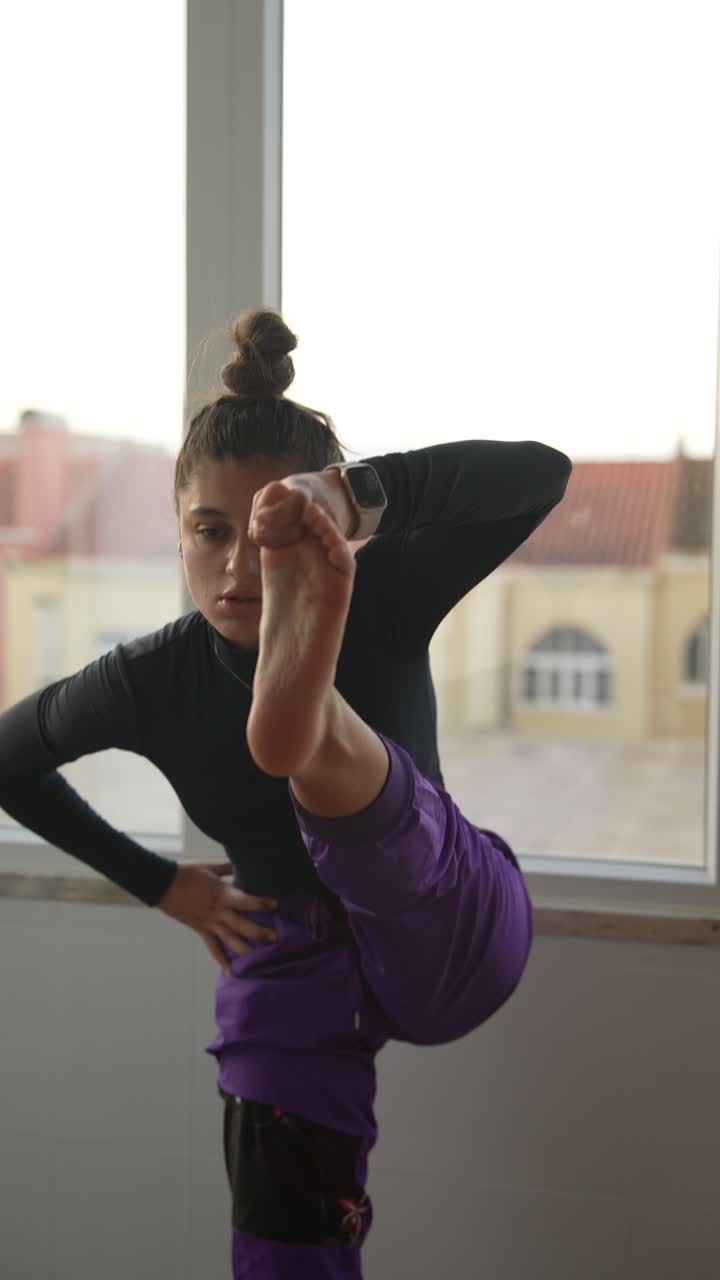 mujer practicando yoga