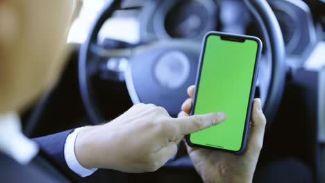 cámara de punto de vista de un hombre que utiliza un teléfono inteligente en modo vertical con pantalla de maqueta verde, haciendo swiping, desplazamiento de gestos. teléfono móvil, internet redes sociales navegación de noticias, informes financieros