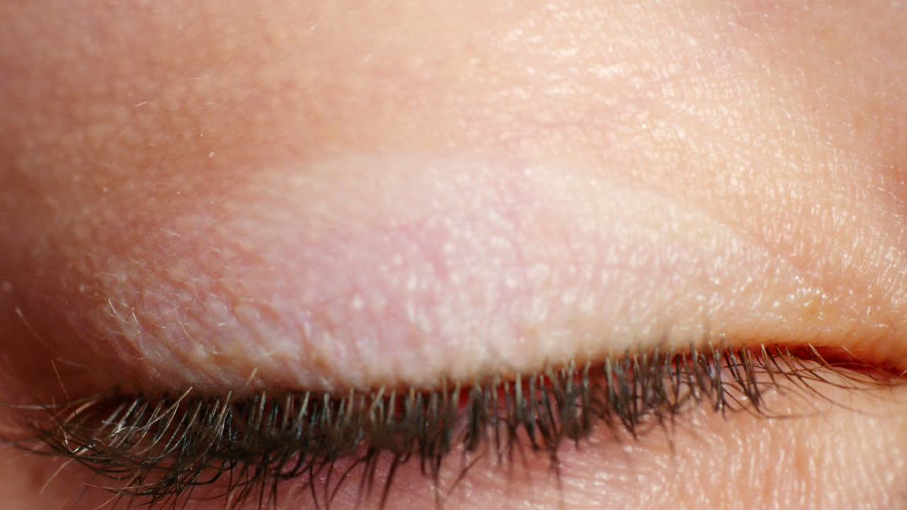 파란 눈 을 열고 있는 여자 의 클로즈업