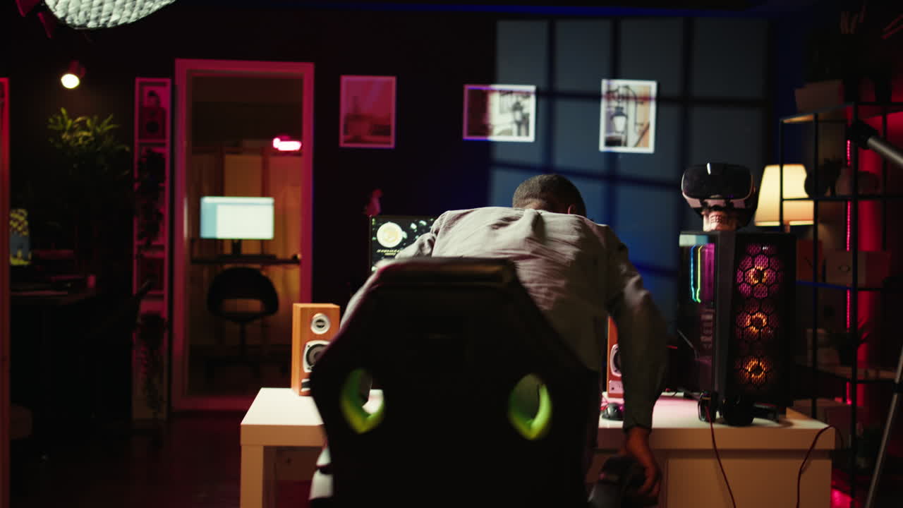 비디오 게임을 하기 위해 네온으로 조명된 아파트로 돌아오는 플레이어