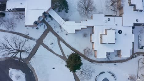 Toma-Aérea-De-Arriba-Hacia-Abajo-Del-Campus-De-La-Escuela-Académica-Cubierto-De-Nieve-Fresca-De-Invierno