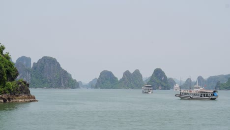 Antiguo-Barco-De-Pasajeros-Navegando-Por-La-Bahía-De-Halong