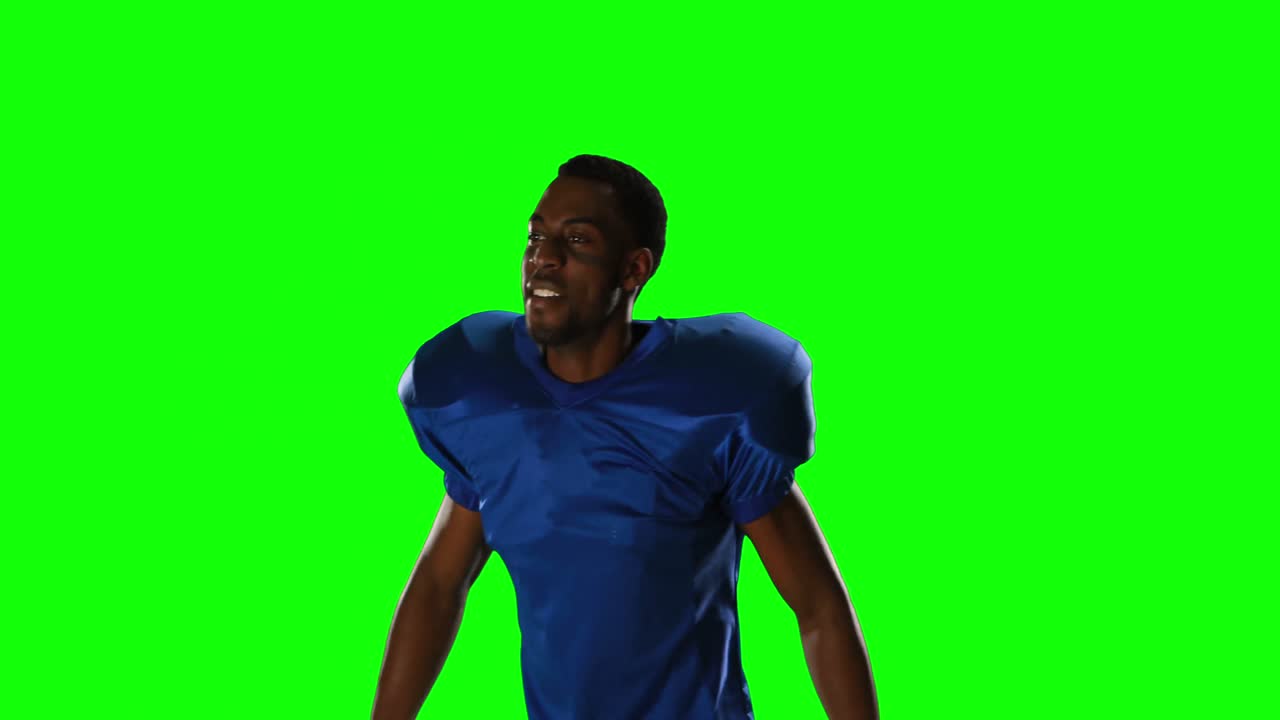 Jogador de futebol americano em tela verde