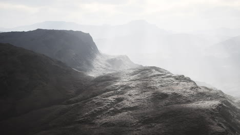 Paisaje-Desértico-De-Las-Montañas-Pamir-En-La-Niebla