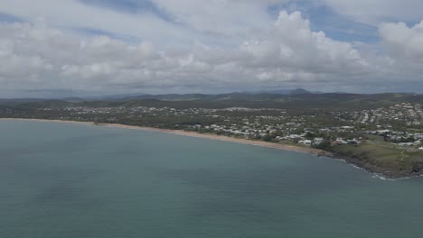 Long-Stretch-Of-Narrow-Sandy-Beach-And-Shallow-Blue-Sea-In-Lammermoor,-Queensland