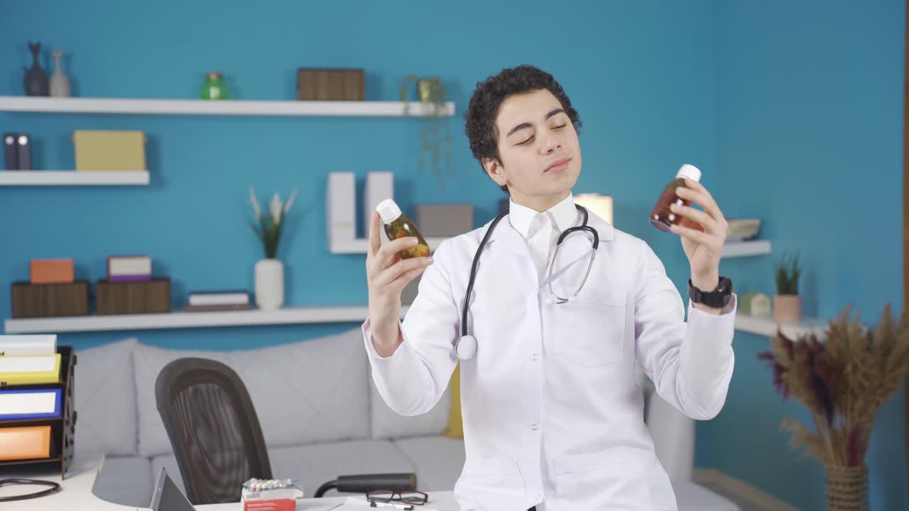 의사 의상을 입은 소년이 카메라를 쳐다보고 꿈을 꾸고 있습니다.