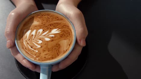 Hände-Um-Eine-Tasse-Cappuccino