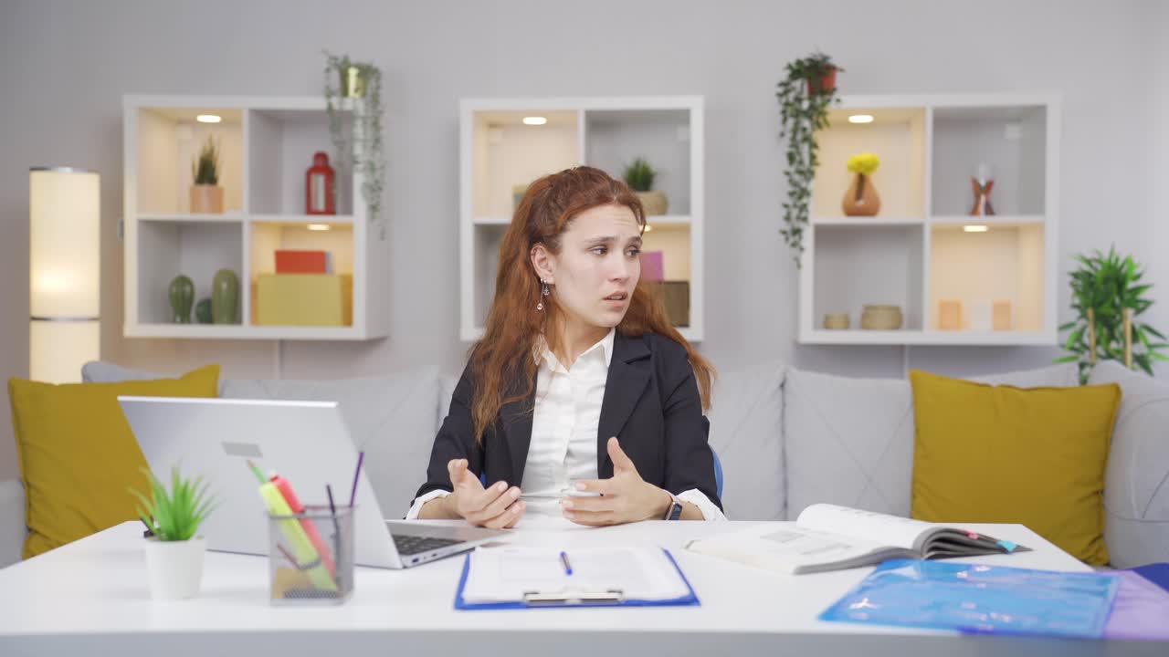 женщина, работающая в домашнем офисе, обанкротилась и потеряла.