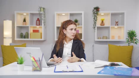 trabajadora de oficina en casa, mujer en bancarrota, haciendo pérdidas.