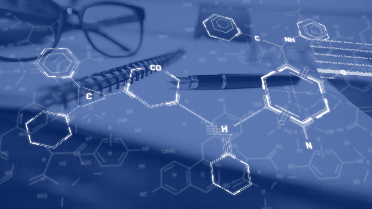 노트북, 펜 및 안경과 함께 사무실 책상 위에 화학 공식의 애니메이션