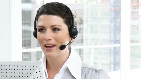 mujer de negocios animada con auriculares en
