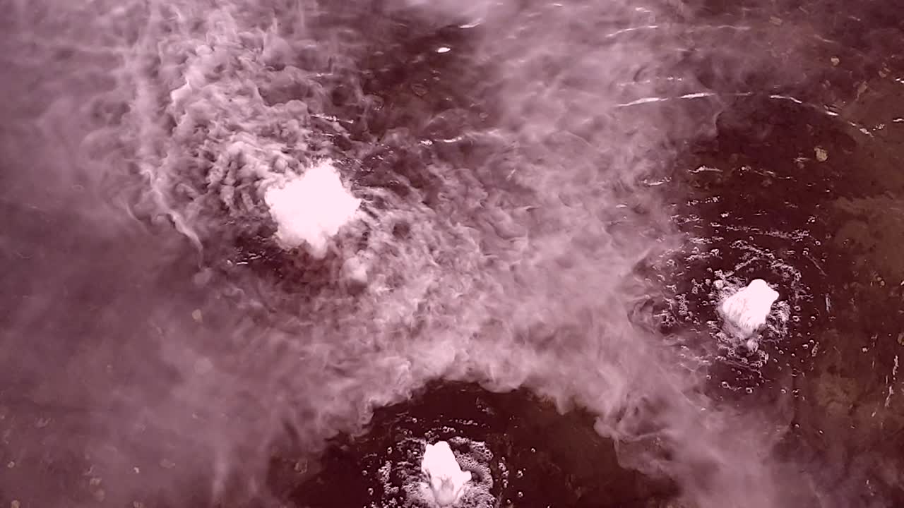 물 위의 안개 흐름 분수 표면 파동 느린 동작 움직임 질감 아름다운 구름이 된 풍경 배경