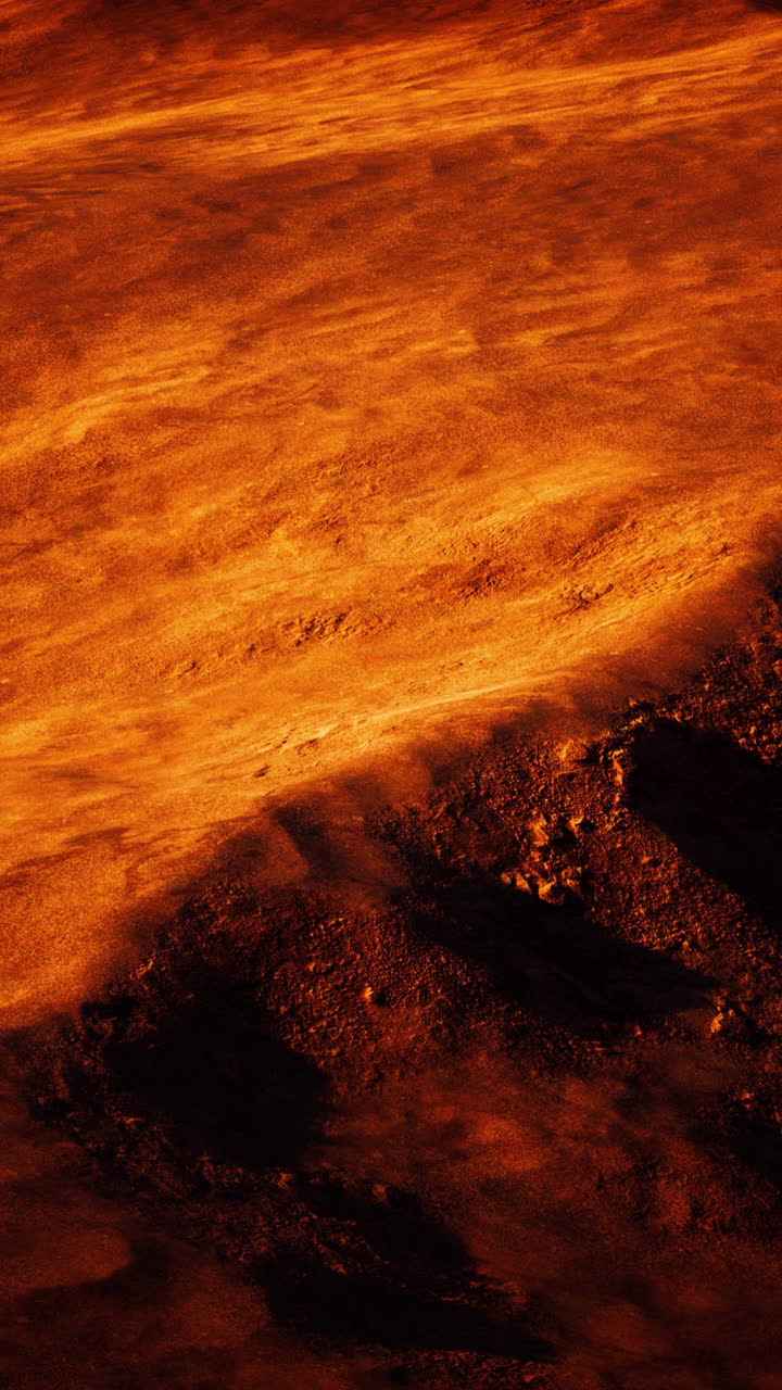paisaje desértico árido con arenas rojas y colinas rocosas