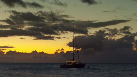 Katamaran-Boot-Hawaii-Sonnenuntergang-Große-Insel