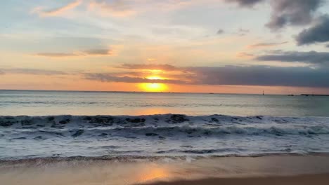 Sonnenuntergang-Am-Strand-Von-Bali,-Jimbaran,-Meereswasserwellen-Am-Ufer,-Goldene-Stunde