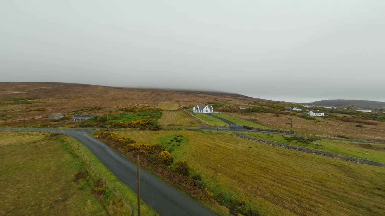 아일랜드 시골의 아름다운 집을 향해 날아가는 드론