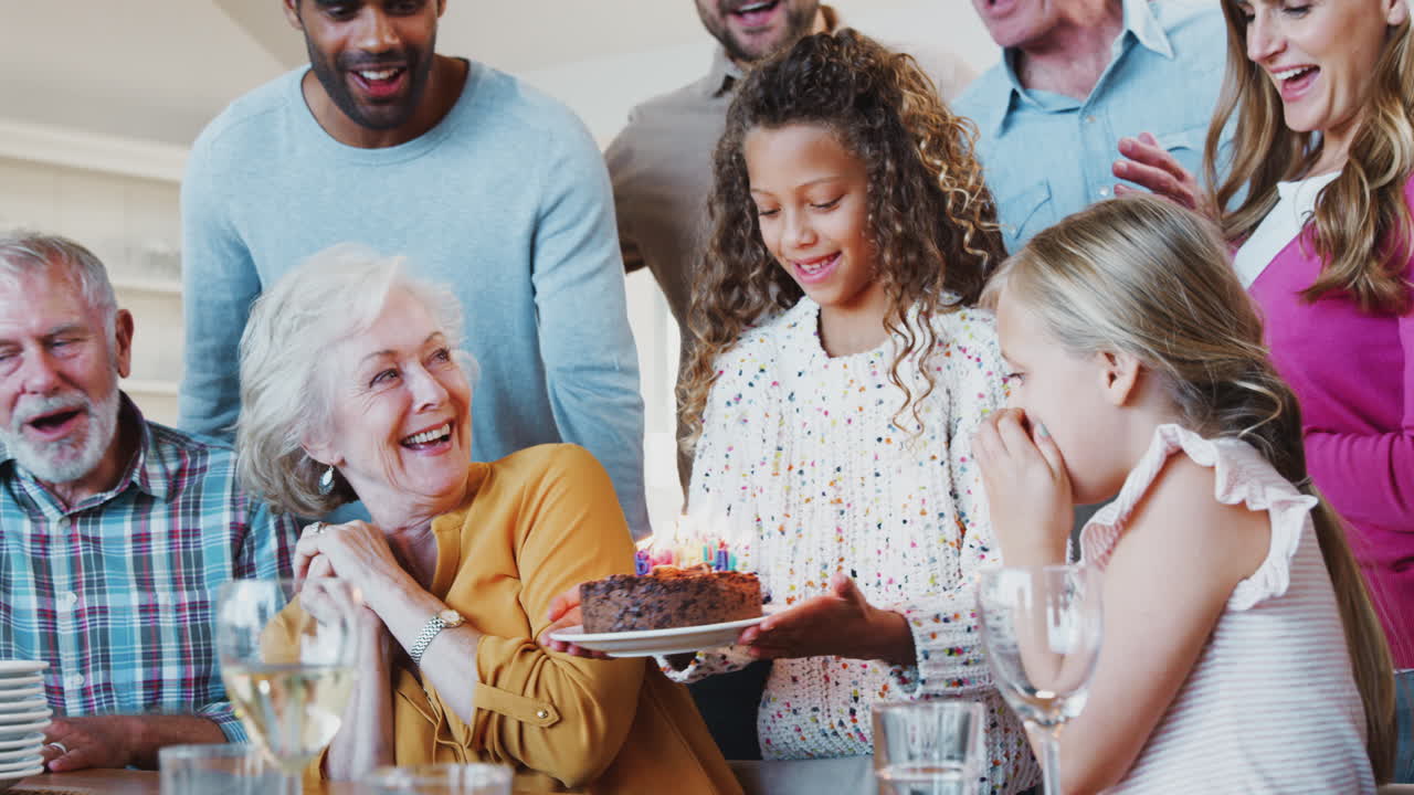 En flergenerationsfamilie mødes derhjemme for at fejre bedstemors fødselsdag sammen.