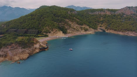 hermoso complejo costero con montañas y vistas al océano