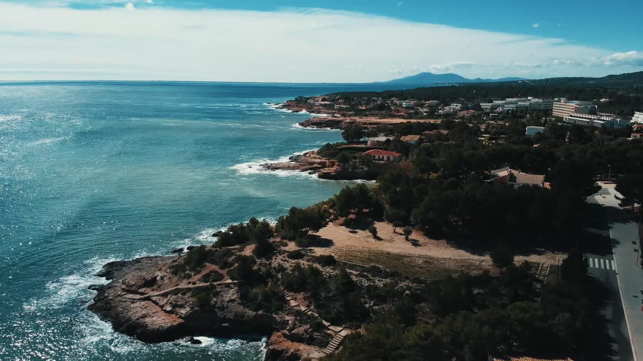 tiro de grúa desde la orilla de ametlla de mar en tarragona, cataluña, españa - vista aérea