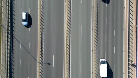 Luftdrohnenflug-Von-Oben-Nach-Unten-Blick-Auf-Die-Belebte-Hauptverkehrszeit-Der-Autobahn