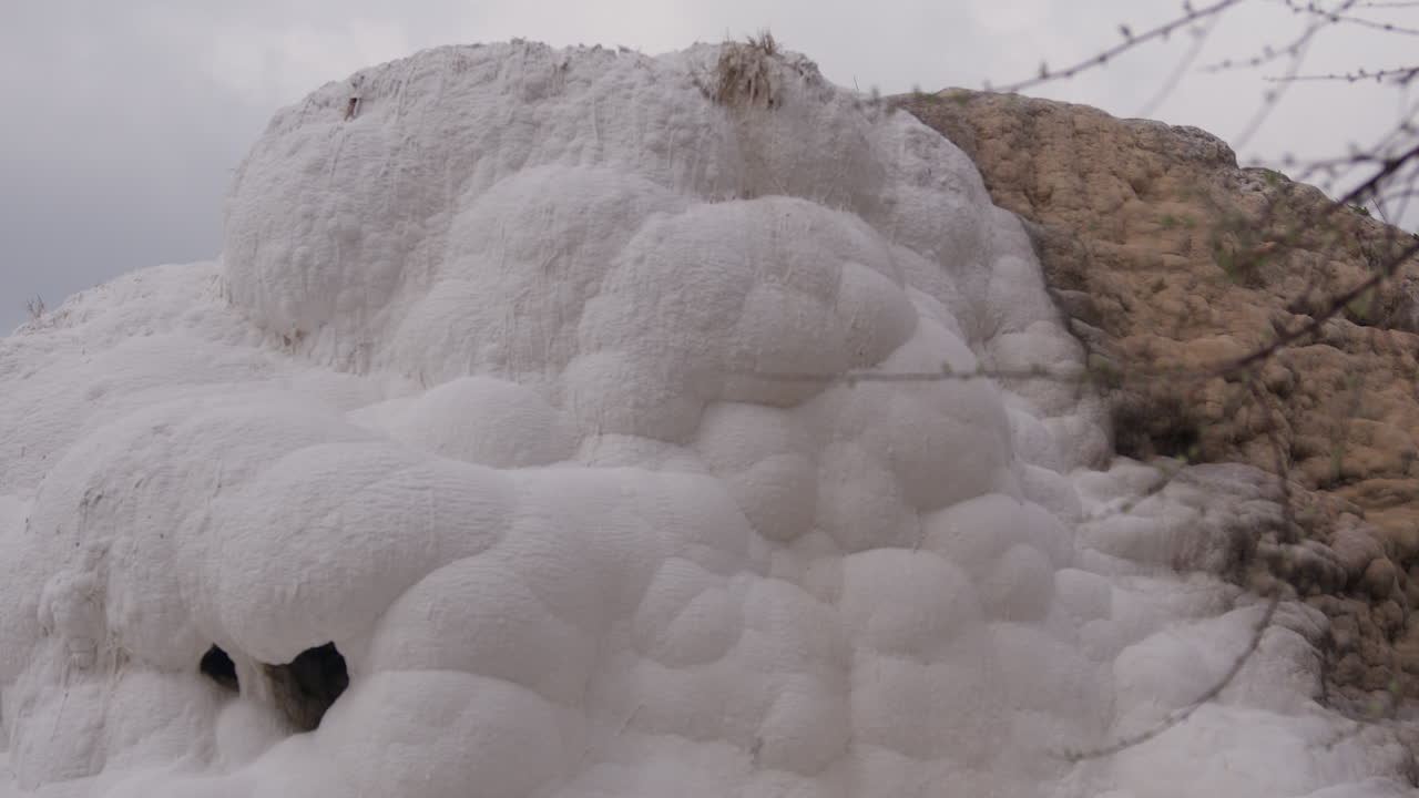 히에라폴리스 근처의 파무칼레에 있는 빙하의 기울기