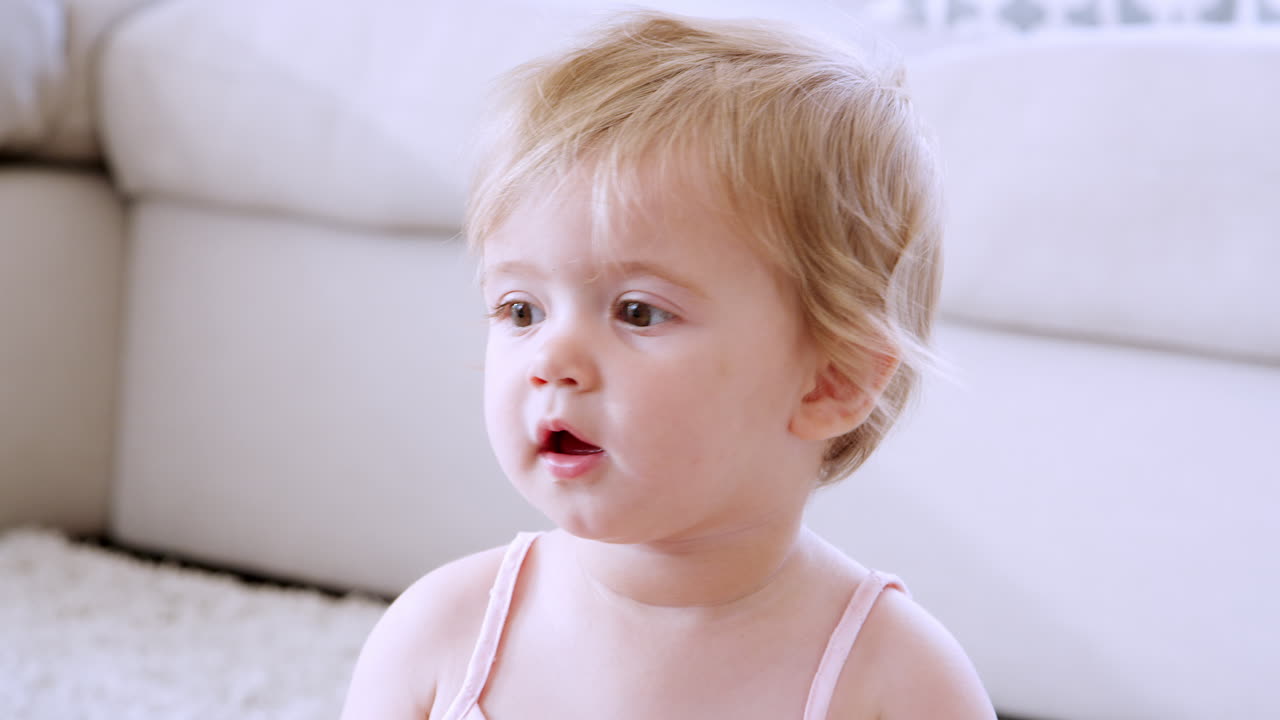 앉아있는 방에서 바닥에 앉아있는 유아 소녀, 가까이 가