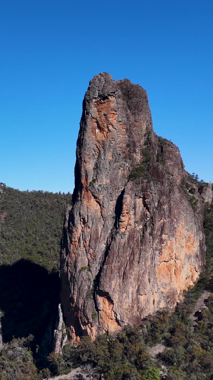 Ripresa aerea con drone della formazione rocciosa The Breadknife nel Parco Nazionale Warrumbungle, Australia