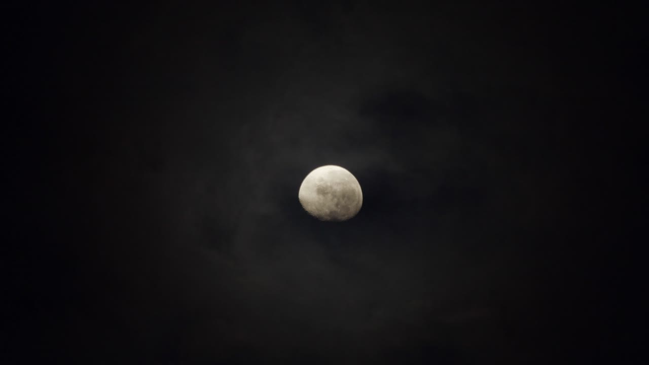 Lua no Céu com Nuvens