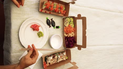 video vertical de palillos de sushi, preparándose para comer