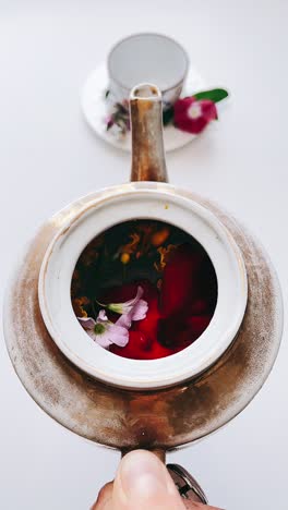 tetera floral con flores secas