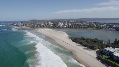 Sandzunge-Am-Nordeingangsstrand-Am-Natürlichen-Eingang-Des-Tuggerah-Lake-In-New-South-Wales,-Australien