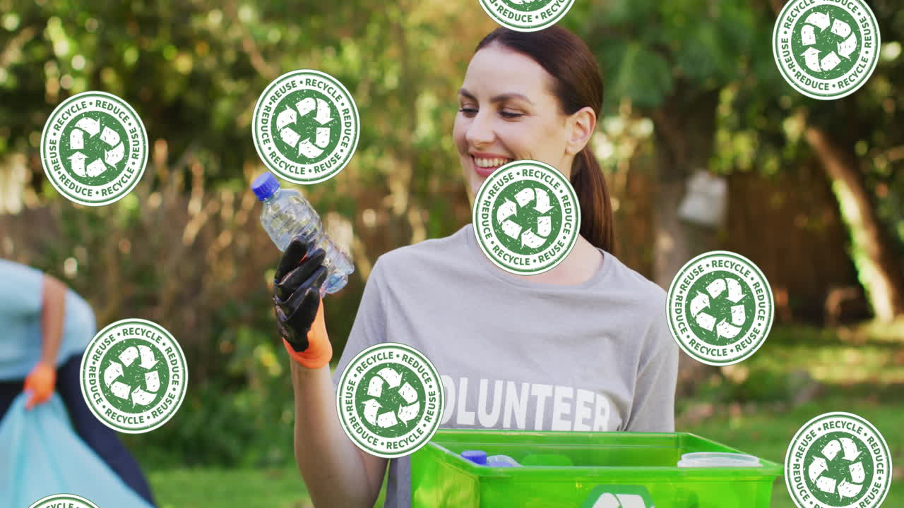 video de iconos de reciclaje cayendo sobre una feliz mujer caucásica recogiendo basura en el campo