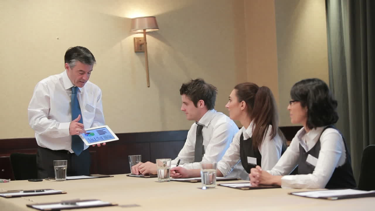 프레젠테이션 을 하는 사업가