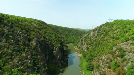 vista aérea del cañón de piedra caliza del río drin en kosovo