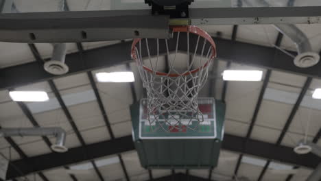 Baloncesto-Tiro-Todo-Net-Swish-Desde-Detrás-Del-Tablero-Con-Un-ángulo-Bajo