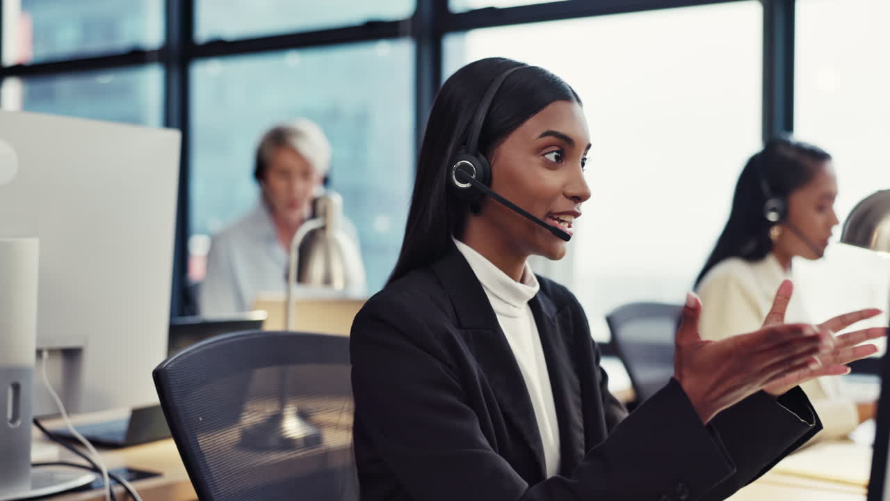 Donna, call center e consulenza con cuffie