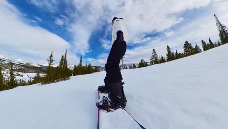 osoba snowboarding w dół wzgórza w kolorado