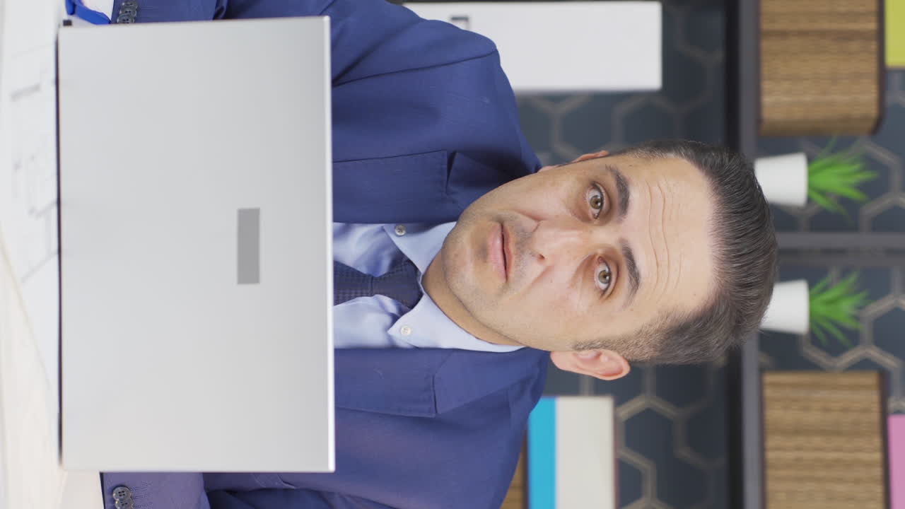 vídeo vertical de un hombre de negocios mirando a la cámara con asombro y desconcierto.