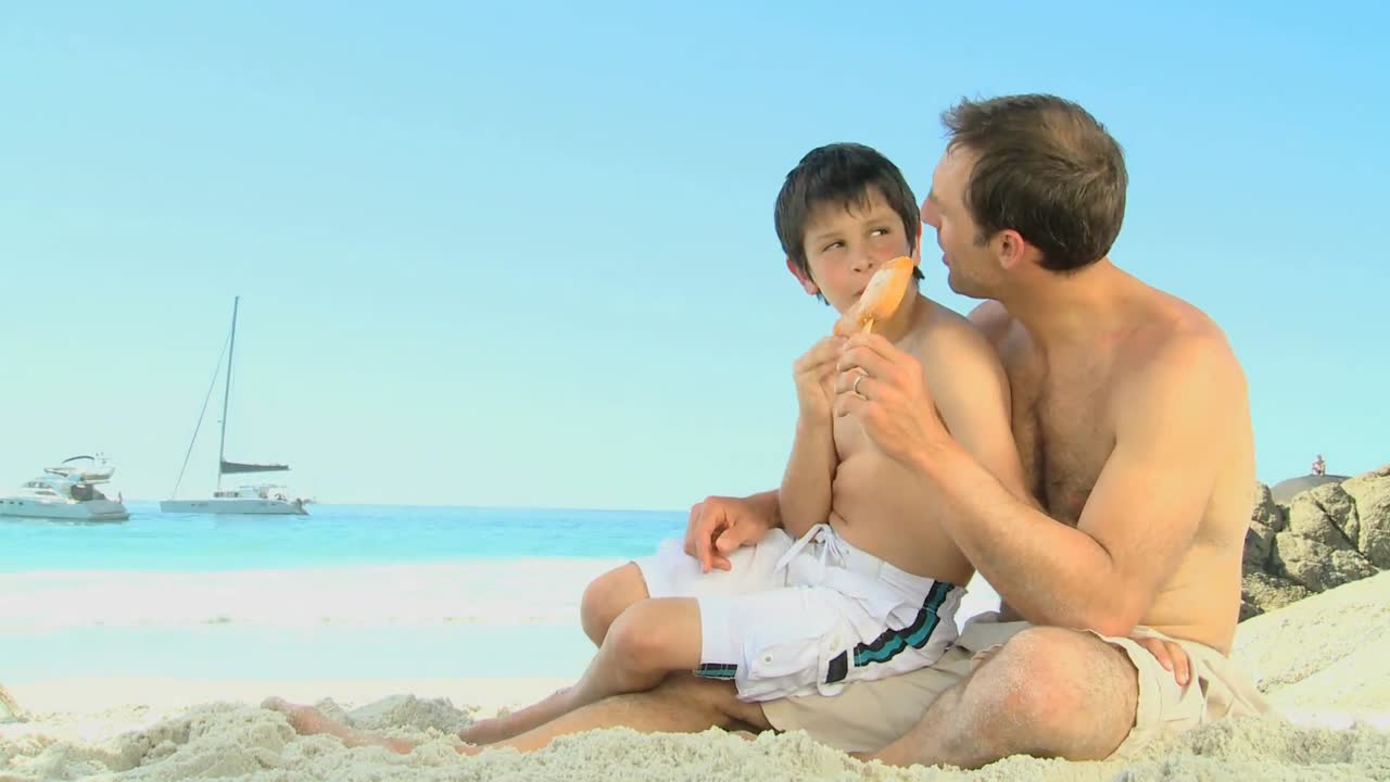 아버지와 아들이 아이스크림을 먹고 있습니다.