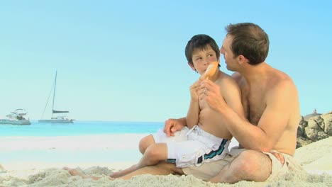 Padre-E-Hijo-Comiendo-Helado