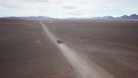 Sehr-Gute-Antenne-Eines-Schwarzen-Lieferwagens,-Der-Auf-Einer-Unbefestigten-Straße-Durch-Das-Hochland-Von-Island-Fährt-5