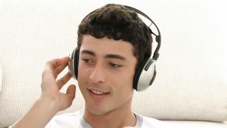 adolescente escuchando la música