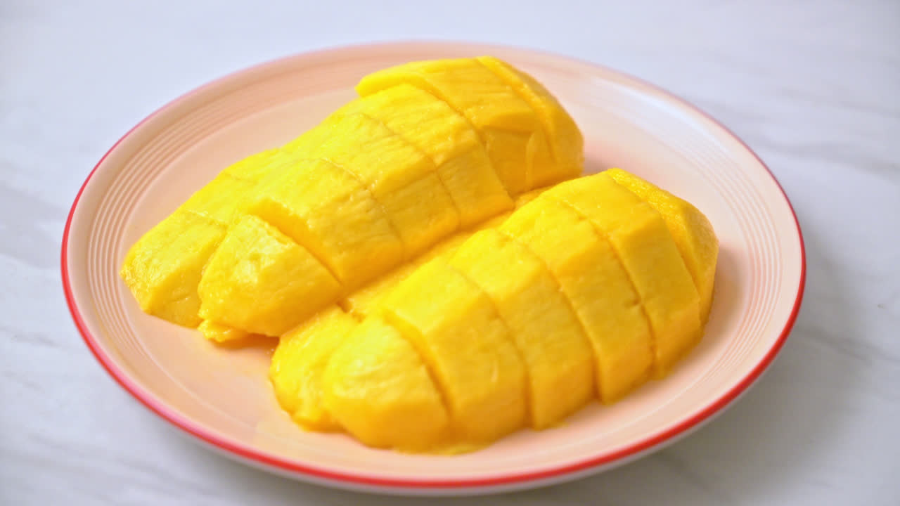 mango fresco y dorado cortado en un plato